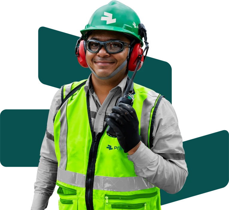 Funcionário com capacete segurando um tablet e sorrindo