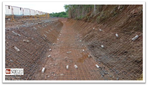 instalação da tela soldada, garantindo interface mecânica adequada entre substrato e concreto